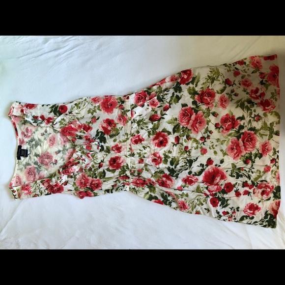 Short dress 👗 with flowers. - Picture 1 of 2